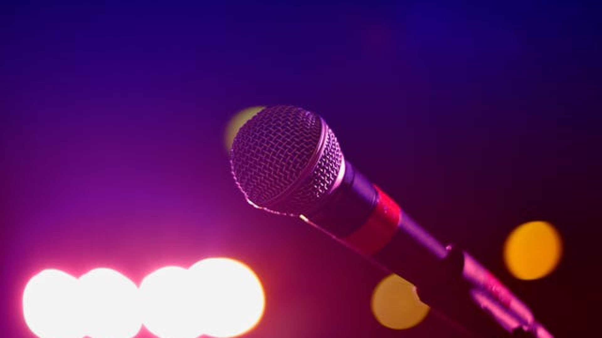 A microphone and stage light picture taken during live music at Dream Lounge